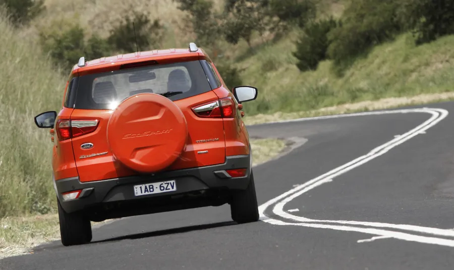 No consumo, registra 6 km/l no etanol urbano, 7,2 km/l rodoviário, 8,5 km/l na gasolina urbana e 10,5 km/l na estrada, com tanque de 52 litros e autonomia de até 546 km.