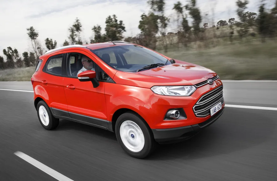 Ford EcoSport Titanium 2.0 2013: Ficha técnica, preço, consumo, equipamentos e fotos; compacto traz 200 mm de altura do solo e bom espaço para família