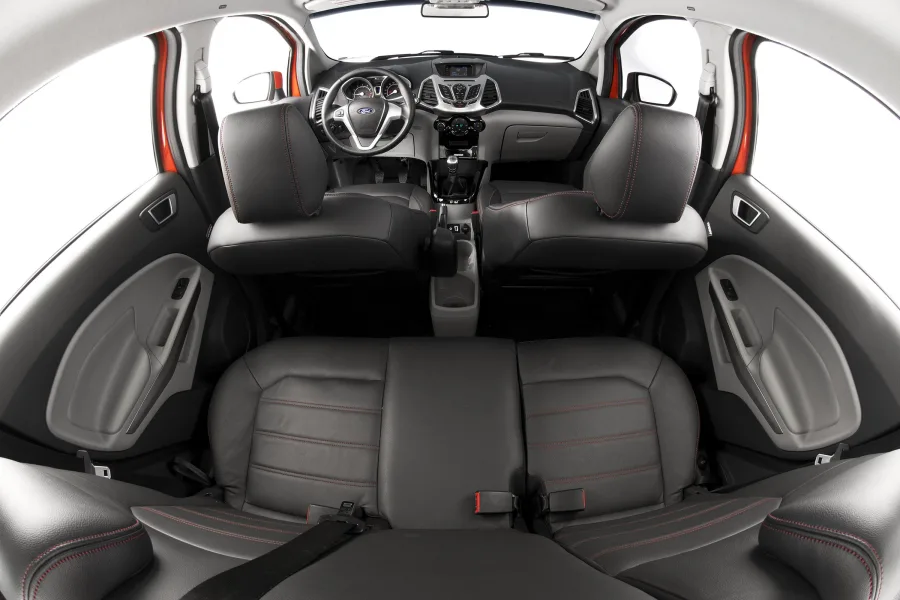 O interior oferece cinco lugares, porta-malas de 362 litros e carga útil de 401 kg. Conforto é garantido por ar digital, chave presencial, banco ajustável e volante multifuncional.