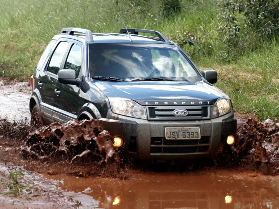 As versões do Ecosport 2012 variam entre opções 1.6 e 2.0, manuais, automáticas e até 4WD, servindo tanto para uso urbano diário quanto para viagens e terrenos mais exigentes.