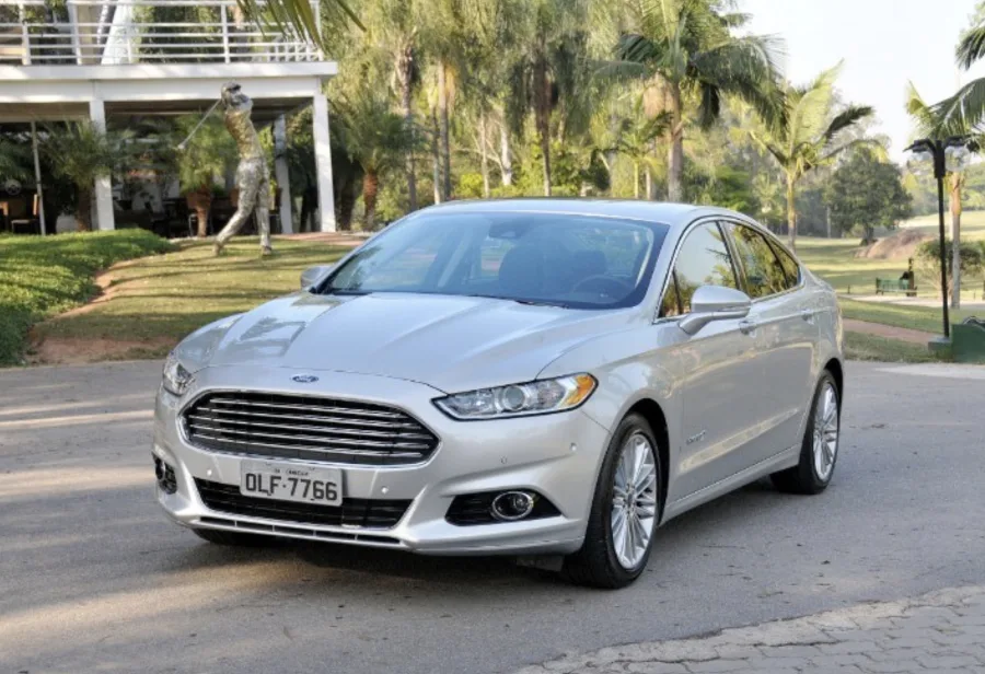 As versões do Ford Fusion Hybrid atendem motoristas que buscam eficiência em viagens longas, conforto de sedã premium e tecnologia embarcada, unindo desempenho e economia em um só carro.