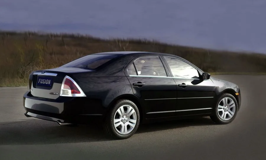 Consumo: Faz em média 8 km/l na cidade e 14 km/l na estrada, com tanque de 62 litros e autonomia que pode superar 600 km em uso rodoviário.