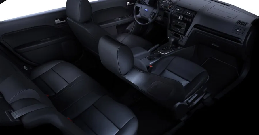 Interior: Comporta 5 passageiros, traz bancos em couro e porta-malas de 530 litros, garantindo bom nível de conforto e praticidade para viagens.