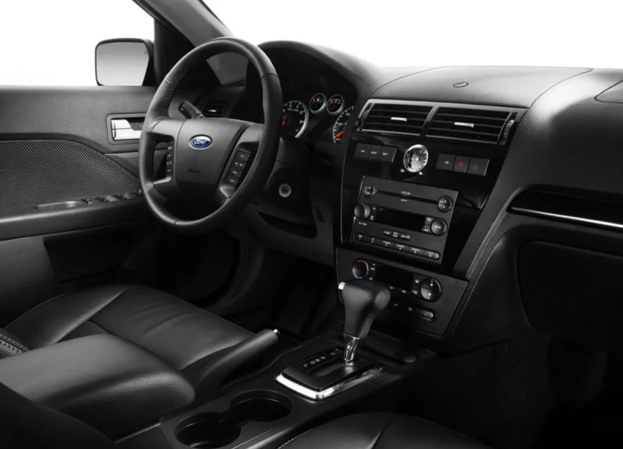 Equipamentos: Oferece seis airbags, freios ABS, sensor de pressão dos pneus, som premium e ar digital, reforçando segurança e comodidade a bordo.