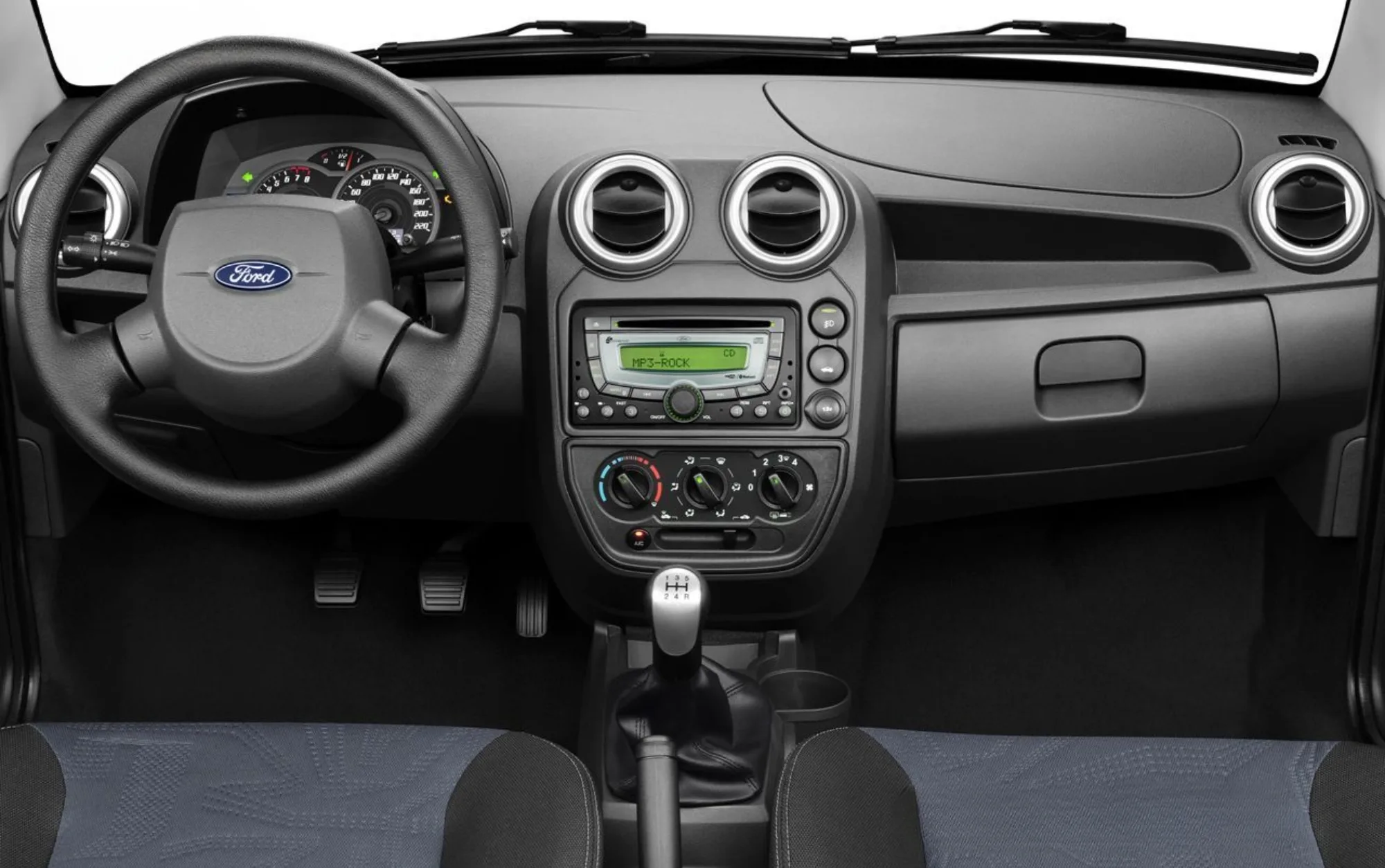 O consumo varia entre 8,1 km/l no etanol urbano e 13,5 km/l na gasolina rodoviária, com tanque de 45 litros e autonomia que vai de 365 km até 608 km.