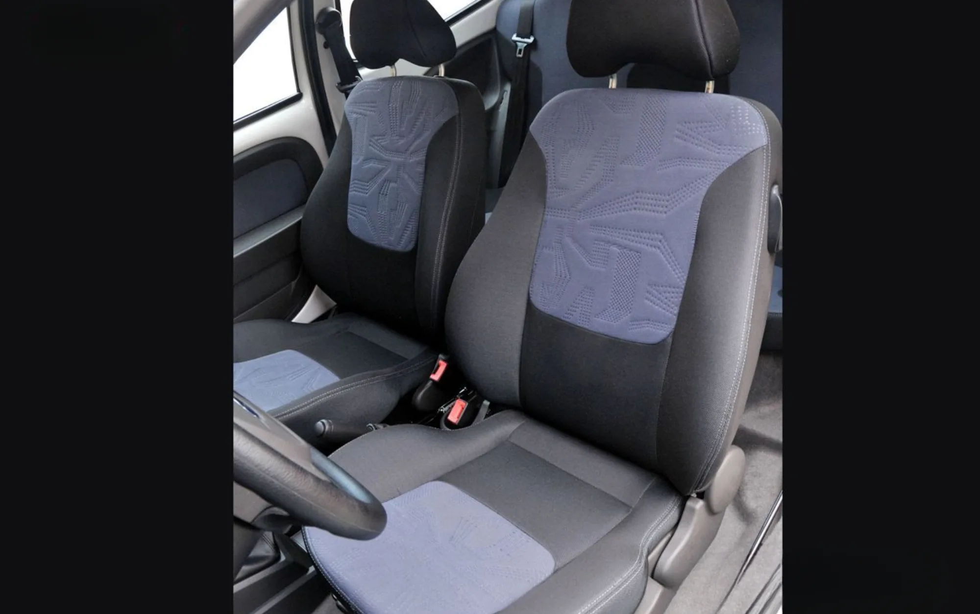 Comporta até 5 passageiros, tem 2 portas, 263 litros de porta-malas e oferece opcionais como ar-condicionado, vidros elétricos, rádio e airbags, além de banco traseiro rebatível.