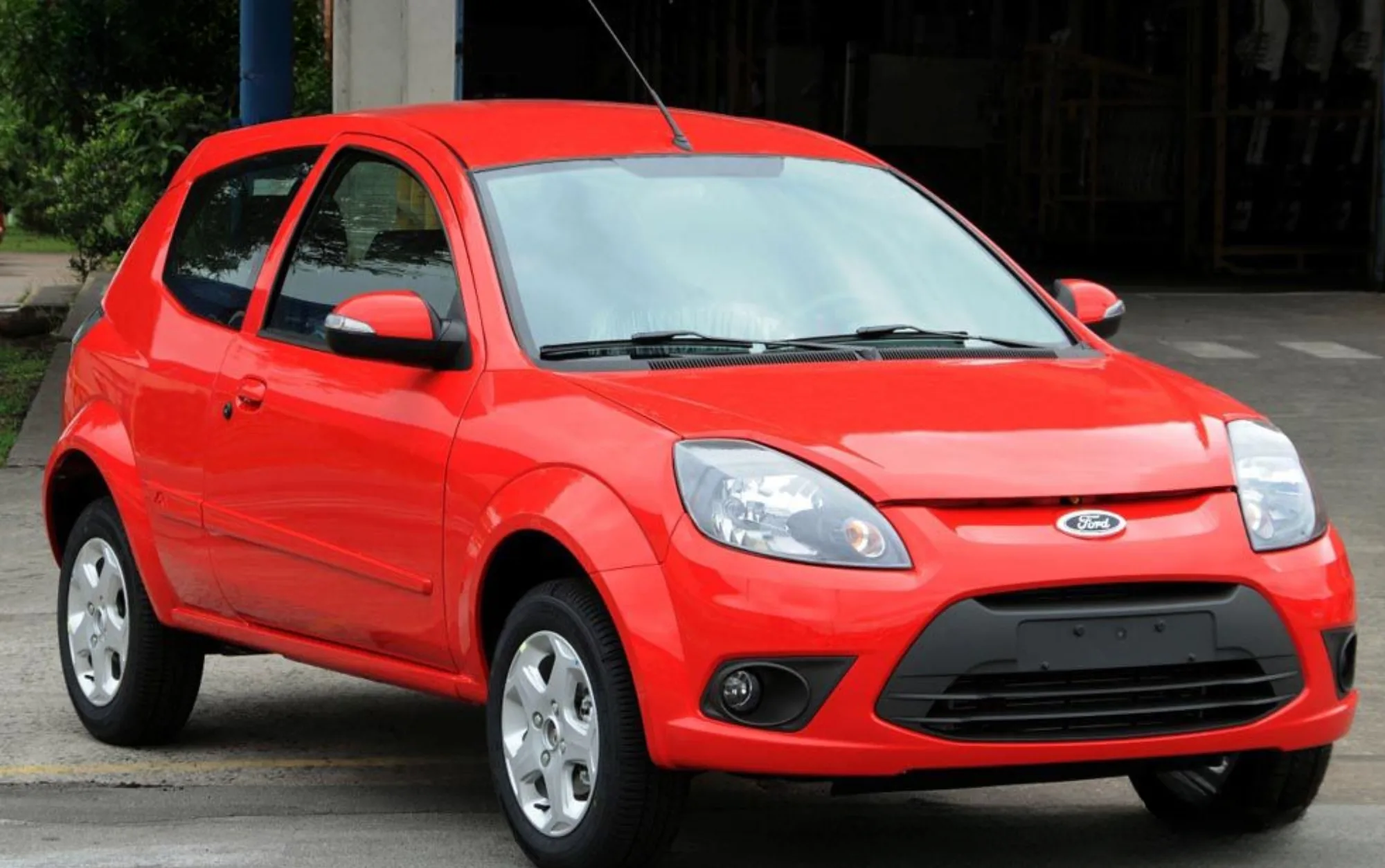 O Ford Ka 1.0 SE 2012 é um hatch compacto que serve bem para quem busca praticidade no uso urbano, com dimensões reduzidas e manobrabilidade simples para o dia a dia.