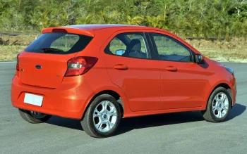 O Ford Ka 2016 tem versões 1.0 e 1.5, nas linhas SE, SE Plus e SEL. As 1.0 priorizam economia, as 1.5 oferecem desempenho maior. SE é simples, SE Plus agrega conforto e SEL traz pacote completo.