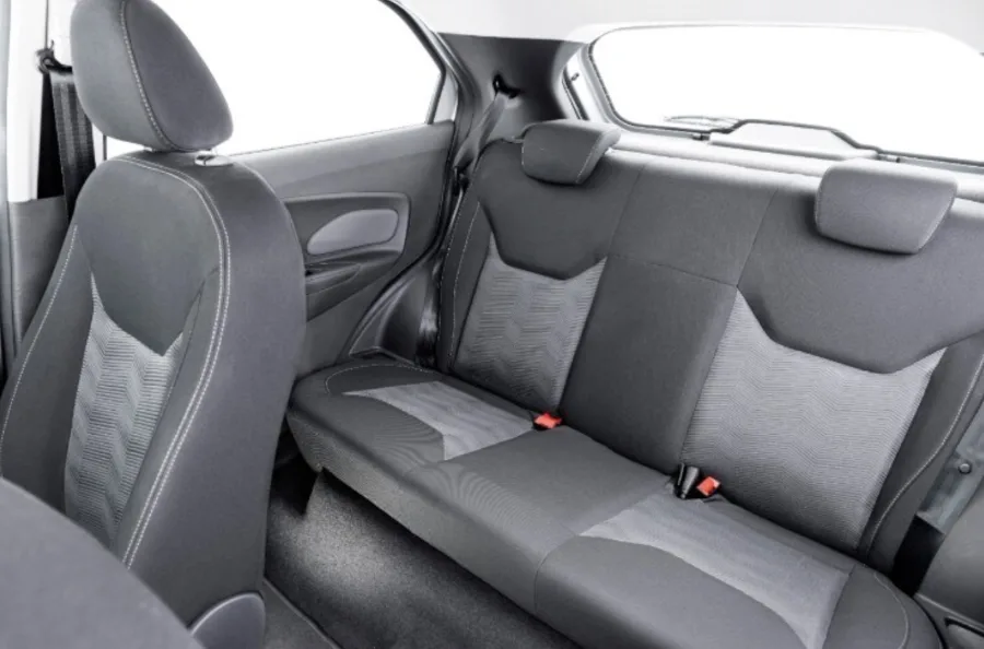 Equipamentos incluem airbags, ABS, ISOFIX, ar-condicionado, rádio com USB e direção elétrica, oferecendo segurança básica e praticidade.