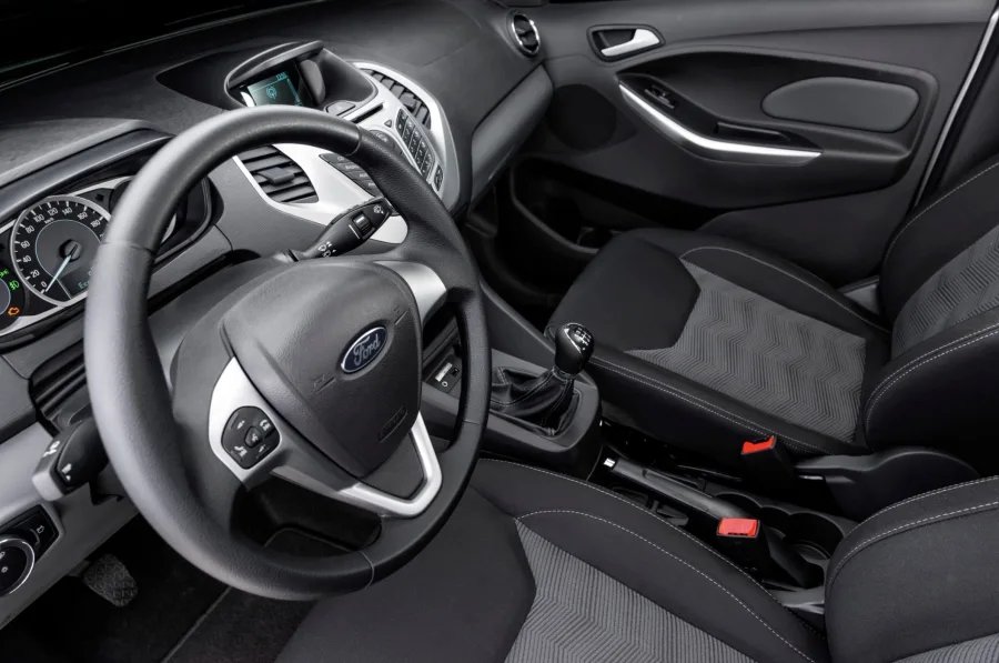 Interior com espaço para 5 lugares, porta-malas de 257 litros e carga útil de 453 kg. Atende bem deslocamentos urbanos e viagens curtas.