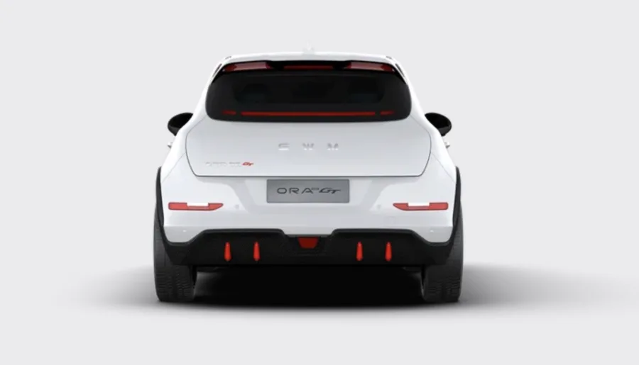 O consumo do GWM Ora 03 GT 2026 é de 63 kWh, com autonomia de 295 km e recargas de até 11 kW em AC e 67 kW em DC, equilibrando eficiência e praticidade.