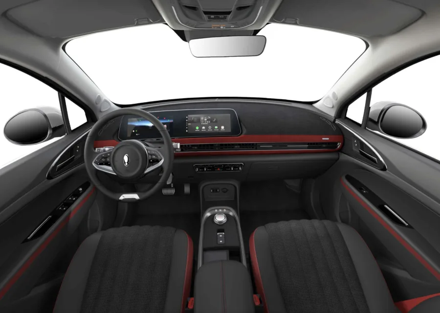 O GWM Ora 03 GT 2026 tem câmbio automático de 1 marcha e tração dianteira, favorecendo simplicidade de condução e facilidade de uso em ambiente urbano.