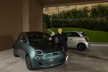 Giorgio Armani foi homenageado pela Fiat com edição especial do 500e; relembre do carro na Semana da Moda de Milão