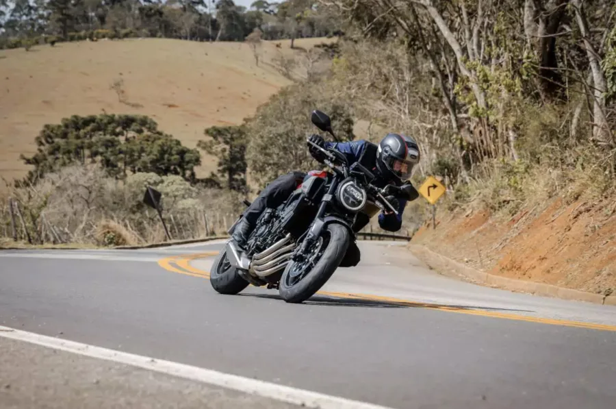 Honda CB 650R E-Clutch 2026 revoluciona a pilotagem com embreagem eletrônica inteligente