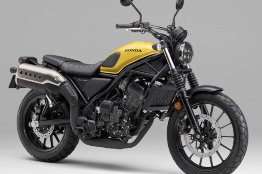 O design recebeu ajustes importantes. As pedaleiras foram redesenhadas para melhor apoio, o assento ganhou novo material de espuma e o painel agora evita reflexos do sol em trajetos diurnos.