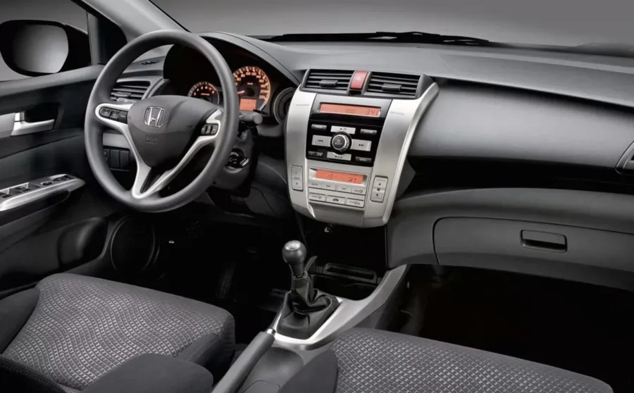 A tração dianteira com câmbio manual de 5 marchas e direção elétrica oferece condução leve e prática, ideal para a cidade, mas sem grande esportividade.