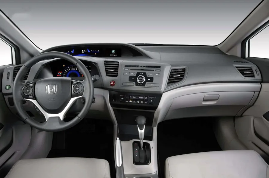 Transmissão e direção: Com câmbio automático de 5 marchas e direção elétrica, o modelo garante condução suave e fácil no trânsito.