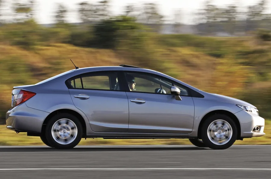 Consumo e autonomia: Faz até 14,4 km/l com gasolina na estrada, tanque de 57 litros e autonomia de 821 km, reduzindo paradas em viagens.