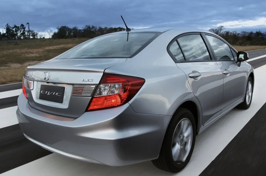 Interior e porta-malas: Espaço para 5 ocupantes, porta-malas de 449 litros e carga útil de 452 kg, com conforto para família e bagagem.