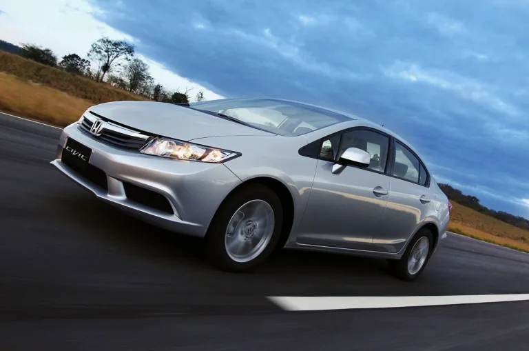 Honda Civic LXS 1.8 AT 2015: Preço, Ficha técnica, Consumo, Equipamentos e Fotos; motor 140 cv entrega desempenho equilibrado e câmbio automático de 5 marchas garante conforto urbano