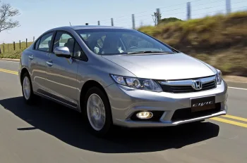 Honda Civic LXS 1.8 AT 2015: Preço, Ficha técnica, Consumo, Equipamentos e Fotos; motor 140 cv entrega desempenho equilibrado e câmbio automático de 5 marchas garante conforto urbano