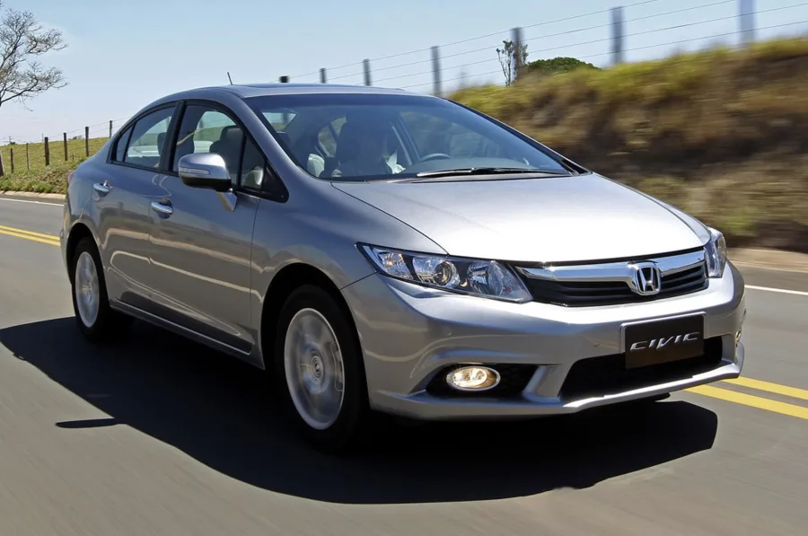 Honda Civic LXS 1.8 AT 2015: Preço, Ficha técnica, Consumo, Equipamentos e Fotos; motor 140 cv entrega desempenho equilibrado e câmbio automático de 5 marchas garante conforto urbano