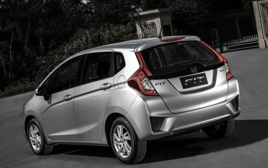 Pontos negativos são o acabamento interno simples, desempenho limitado em subidas e revenda menos valorizada em relação às versões automáticas.