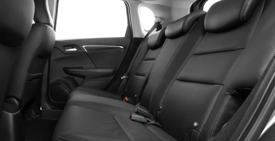 O interior comporta 5 ocupantes, porta-malas de 363 litros e carga útil de 448 kg, sendo versátil para viagens e uso familiar urbano.