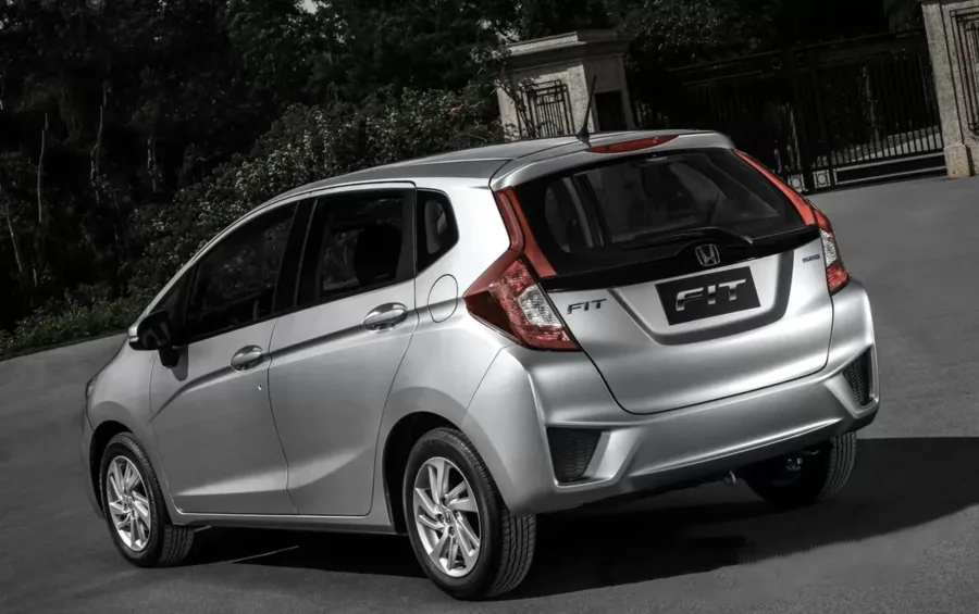 Com tanque de 45 litros, o Fit roda até 635 km com gasolina, fazendo 12,3 km/l na cidade e 14,1 km/l na estrada, destacando autonomia.