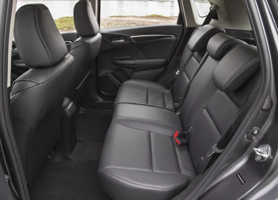 O interior comporta 5 passageiros com conforto, conta com 363 litros de porta-malas e carga útil de 440 kg, unindo praticidade e versatilidade no dia a dia.