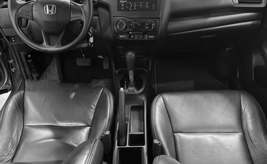 Com câmbio CVT, tração dianteira e direção elétrica, o Fit oferece condução suave e prática, especialmente no trânsito urbano, com manobras fáceis e seguras.