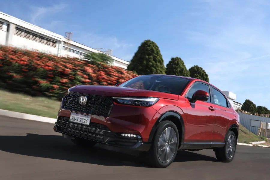 Equipado com motor 1.5 turbo de 177 cv e torque de 24,5 kgfm, acelera de 0 a 100 km/h em 8,9 segundos e atinge até 200 km/h, equilibrando força e eficiência.