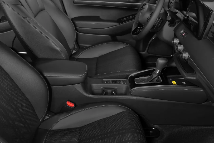 O HR-V Advance oferece conforto interno com 5 lugares, bancos em couro, ar-condicionado digital dual zone, central multimídia moderna e pacote de segurança completo.