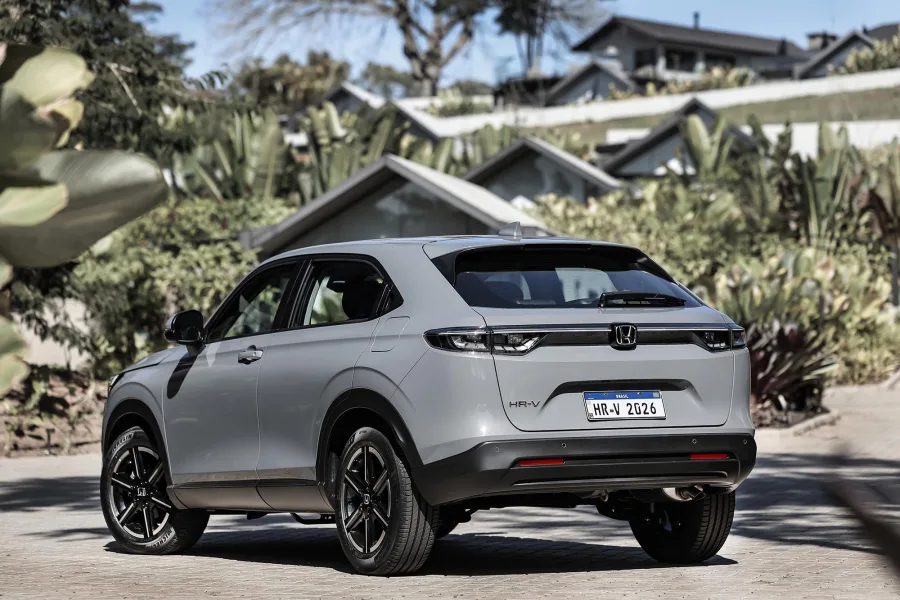 No consumo, o SUV alcança 8,8 km/l (etanol) e 12,5 km/l (gasolina) na cidade, além de 9,9 km/l (etanol) e 13,9 km/l (gasolina) na estrada, com autonomia até 695 km.