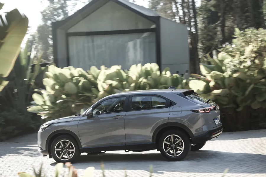 Com espaço interno adequado e porta-malas funcional, o HR-V EXL é prático no dia a dia e confiável para viagens, equilibrando conforto, consumo e desempenho.