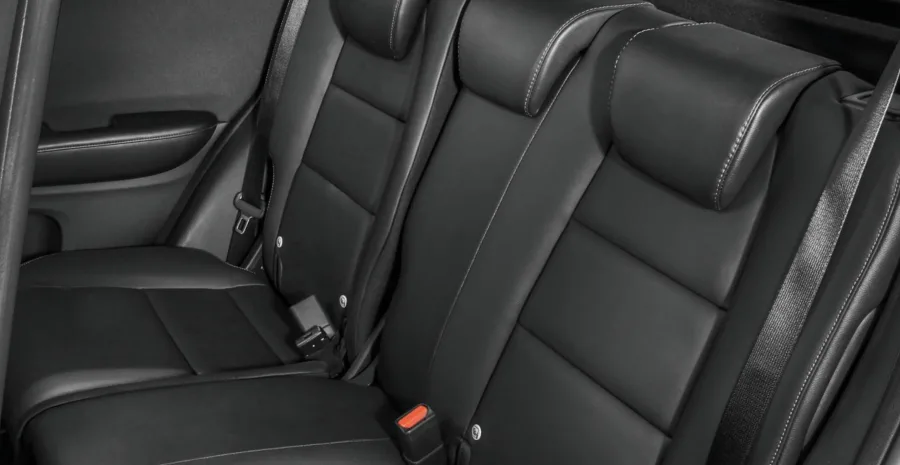 Interior para 5 pessoas, porta-malas de 437 litros e carga útil de 469 kg garantem espaço e conforto para família ou viagens.