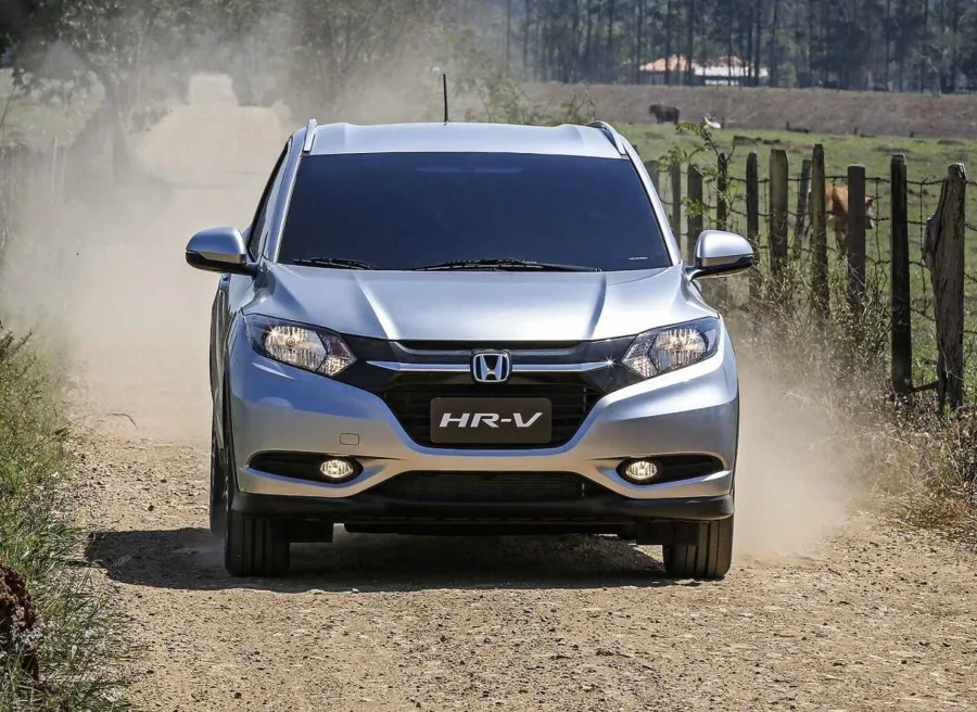 Motor 1.8 flex com até 140 cv garante desempenho estável; ideal para uso urbano, mas também atende bem em viagens rodoviárias.