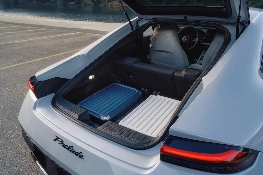 Apesar da configuração 2+2 limitada no espaço traseiro, o porta-malas amplo garante versatilidade, reforçando a proposta de grand tourer em meio ao segmento esportivo.