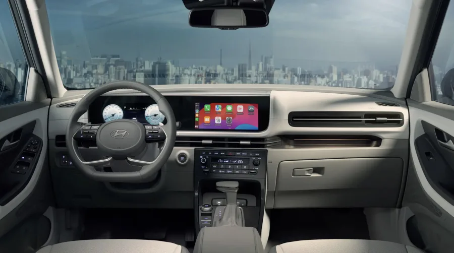 O câmbio automatizado de 7 marchas e a tração dianteira oferecem dirigibilidade eficiente e rápida, combinando bem com o motor turbo em diferentes cenários.