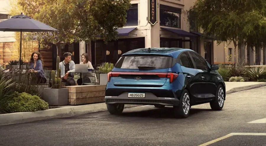 O Hyundai Hb20 2026 traz versões que se adaptam a diferentes perfis: as 1.0 manuais Comfort e Limited são voltadas ao uso diário econômico, ideais para quem prioriza custo e praticidade. Já as opções TGDI automáticas Limited e Platinum oferecem mais potência e conforto, indicadas para quem busca desempenho superior no trânsito urbano e viagens curtas.