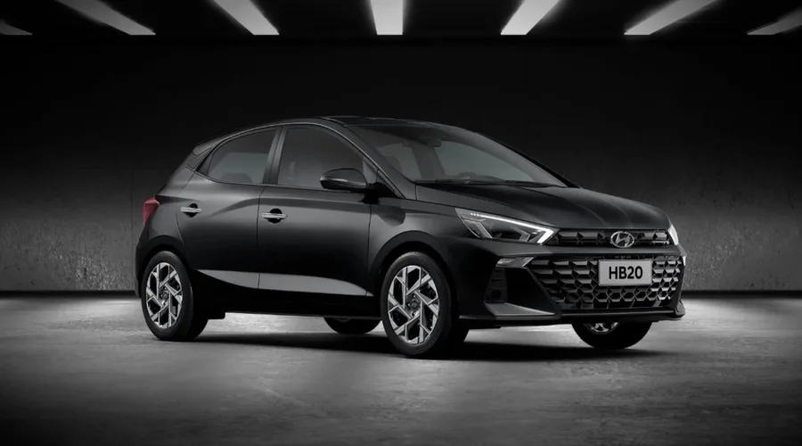 Equipado com motor 1.0 de 80 cv e torque de até 10,2 kgfm, o modelo oferece desempenho suficiente para cidade, mas aceleração de 0 a 100 km/h em 14,5 s revela limitações.