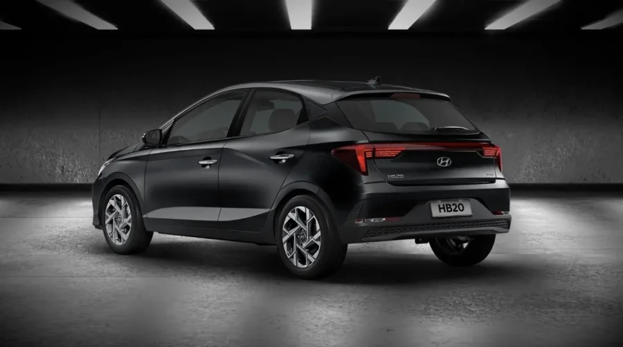 É funcional para viagens curtas e prático no dia a dia, com espaço interno razoável, traseira confortável para dois adultos e porta-malas de 300 litros, mas desempenho em estrada é limitado.