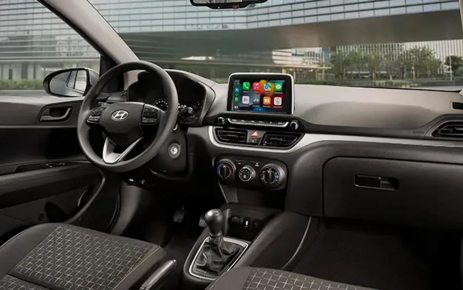 O câmbio manual de 5 marchas e a tração dianteira garantem simplicidade e economia, sendo fáceis de usar no dia a dia, embora não ofereçam o conforto de transmissões automáticas.