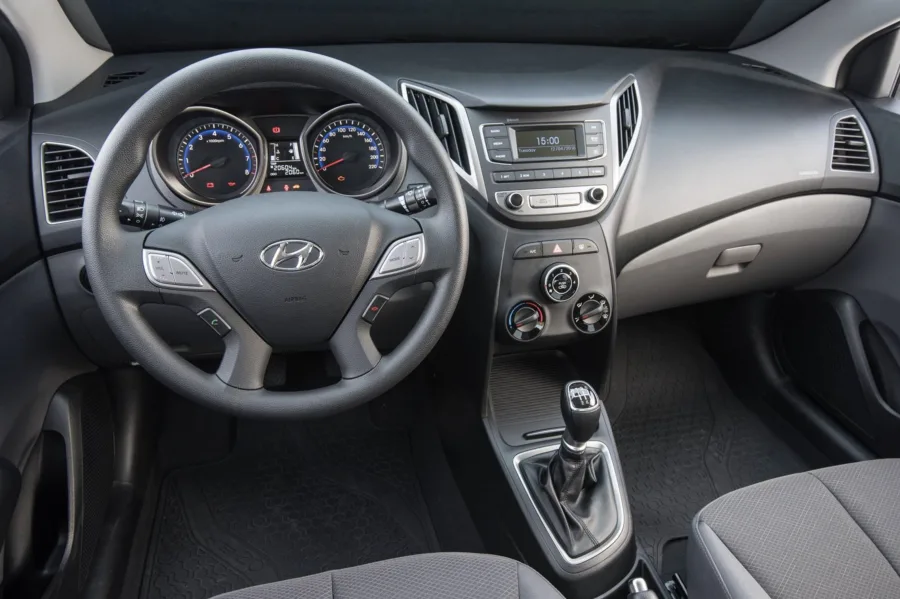 Com câmbio manual de 6 marchas, direção hidráulica e tração dianteira, oferece condução estável e confiável, adequada para o dia a dia e viagens.