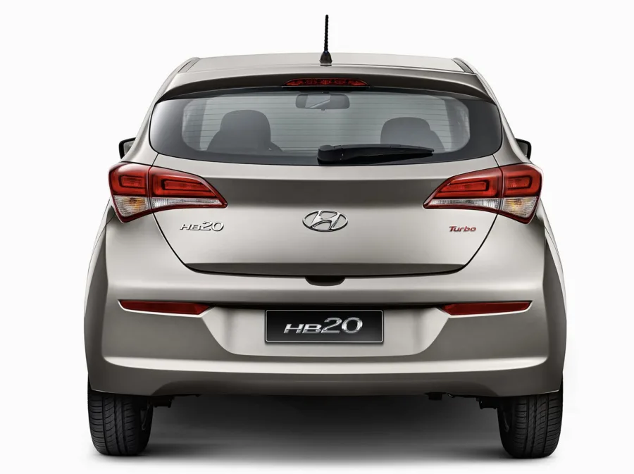 Comporta 5 ocupantes, tem porta-malas de 300 litros e carga útil de 433 kg, oferecendo espaço razoável e conforto para trajetos cotidianos.