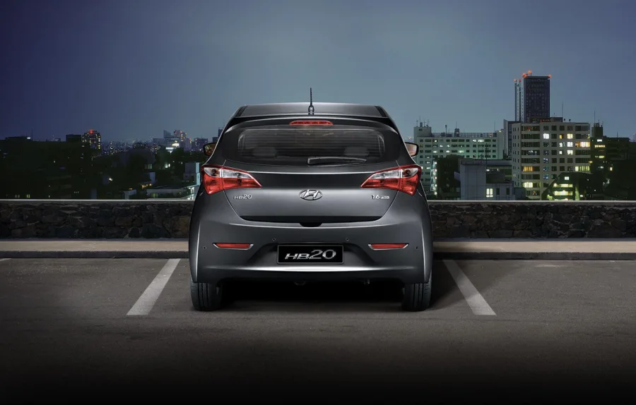 O HB20 2014 tem versões para cidade com motor 1.0, e opções 1.6 para estrada ou uso misto; ideal para quem busca economia ou mais desempenho sem abrir mão do conforto.