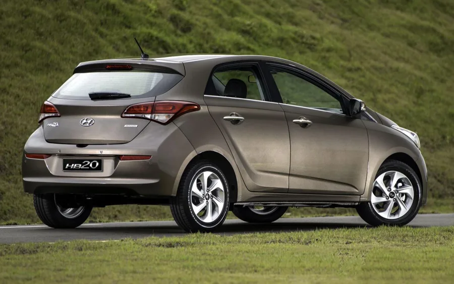 O consumo é de 8,1 km/l no álcool e 11,6 km/l na gasolina na cidade, alcançando até 13,8 km/l na estrada, garantindo autonomia de até 690 km com gasolina.