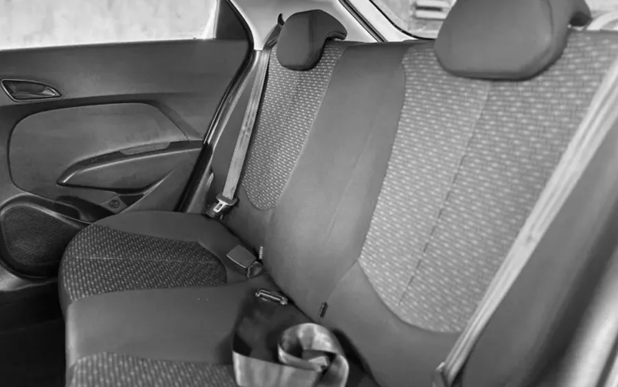 O interior conta com espaço para 5 ocupantes, porta-malas de 300 litros, ar-condicionado, direção assistida, vidros elétricos e conectividade via USB e Bluetooth.