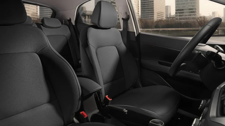 Conforto e segurança: São 5 lugares, porta-malas de 300 litros, bancos em couro, chave presencial, ar automático, 6 airbags, controles de estabilidade e frenagem automática.