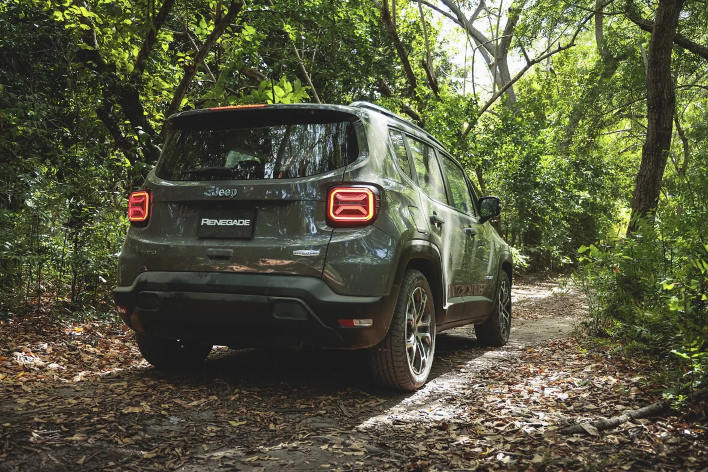 Renegade 2026 chega com motor turbo potente, custos elevados e resultado mediano em testes de segurança.